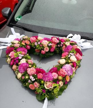 Blumenschmuck Herz Hochzeit Auto – gesehen bei frauimmer-herrewig.de