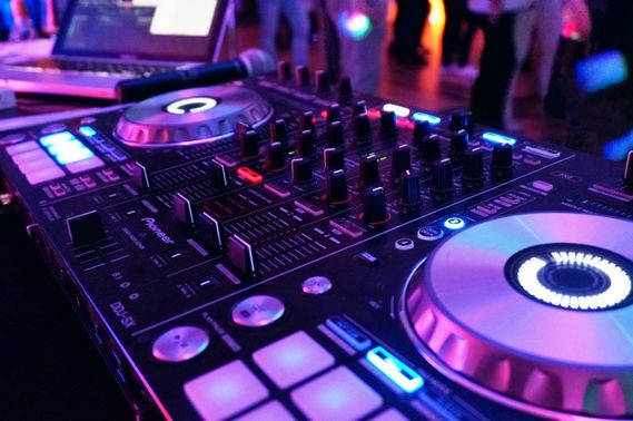 DJ-Pult bei Party – gesehen bei frauimmer-herrewig.de