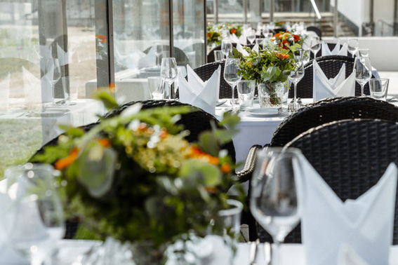 Terrasse der Hochzeitslocation – gesehen bei frauimmer-herrewig.de