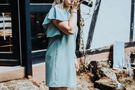 Sängerin in blauem Kleid – gesehen bei frauimmer-herrewig.de