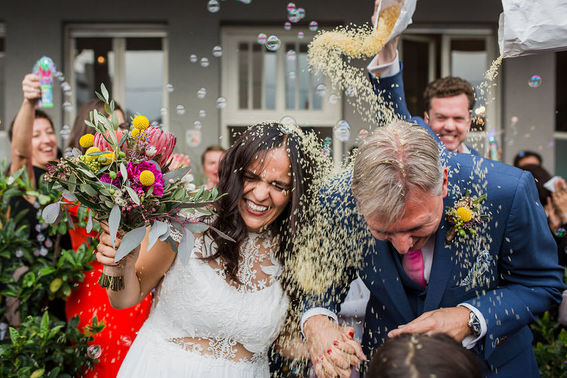Brautpaar wird mit Reis beworfen – gesehen bei frauimmer-herrewig.de