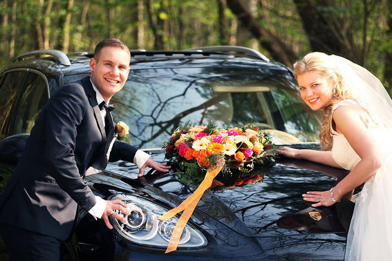 Brautpaar mit Hochzeitsauto – gesehen bei frauimmer-herrewig.de