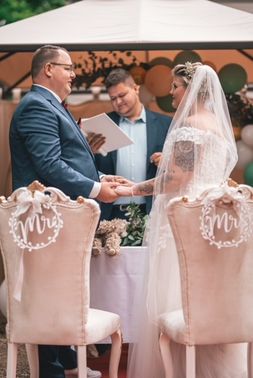 Trauredner mit Brautpaar Jimmys Hochzeiten Freier Trauredner – gesehen bei frauimmer-herrewig.de