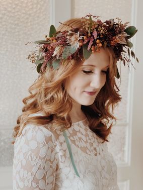 Braut mit Blumenkranz im Haar – gesehen bei frauimmer-herrewig.de