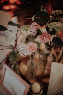 Tischdekoration mit Blumen – gesehen bei frauimmer-herrewig.de