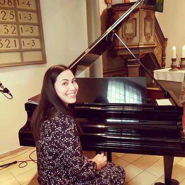 Pianistin und Hochzeitssaengerin Vera Rivera aus Duesseldorf – gesehen bei frauimmer-herrewig.de