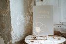 weiße Hochzeitseinladung mit goldenem Blumenprint – gesehen bei frauimmer-herrewig.de