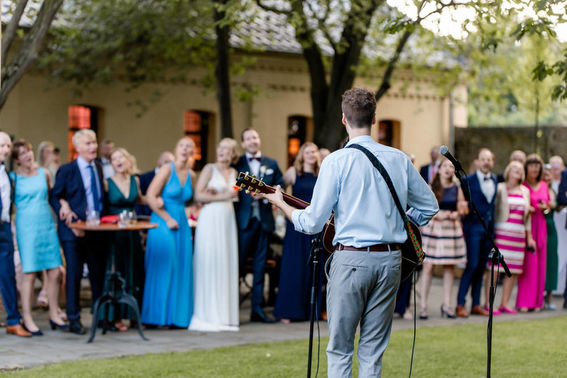 Hochzeitsmusiker mit gitarre – gesehen bei frauimmer-herrewig.de
