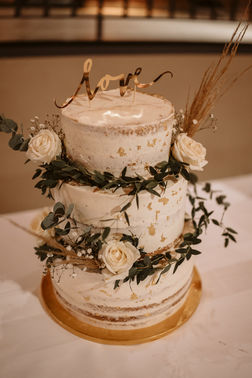 Naked-Cake mit weißen Rosen dekoriert – gesehen bei frauimmer-herrewig.de