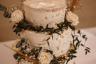 Naked-Cake mit weißen Rosen dekoriert – gesehen bei frauimmer-herrewig.de