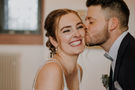 Bräutigam küsst Braut auf die Wange – gesehen bei frauimmer-herrewig.de