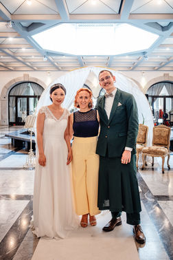 Magdalena spricht mit Brautpaar – gesehen bei frauimmer-herrewig.de Magdalena spricht mit Brautpaar – gesehen bei frauimmer-herrewig.de