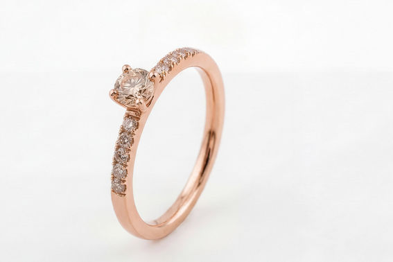 01 Verlobungsring 750 Rosegold champagner farbene Brillanten close 1425 – gesehen bei frauimmer-herrewig.de 01 Verlobungsring 750 Rosegold champagner farbene Brillanten close 1425 – gesehen bei frauimmer-herrewig.de