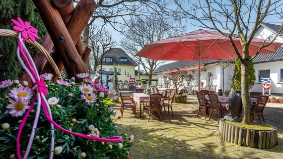 Biergarten der Hochzeitslocation - Foto: ©Erik Spilles – gesehen bei frauimmer-herrewig.de