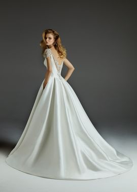 Satin-Hochzeitskleid von Modeca – gesehen bei frauimmer-herrewig.de
