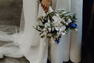 Braut mit weißem Brautstrauß – gesehen bei frauimmer-herrewig.de