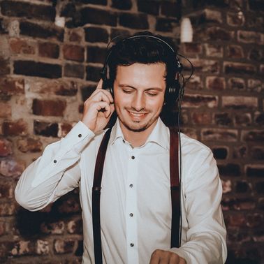 Hochzeitsdj mit Headphones – gesehen bei frauimmer-herrewig.de