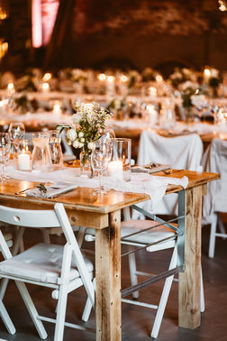 Weiße Bestuhlung für Hochzeit – gesehen bei frauimmer-herrewig.de