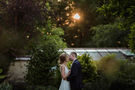 Brautpaar küsst sich vor Sonnenuntergang – gesehen bei frauimmer-herrewig.de