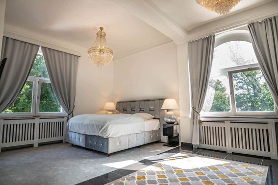 elegante Hotel Suite mit Kronleuchtern in Villa – gesehen bei frauimmer-herrewig.de