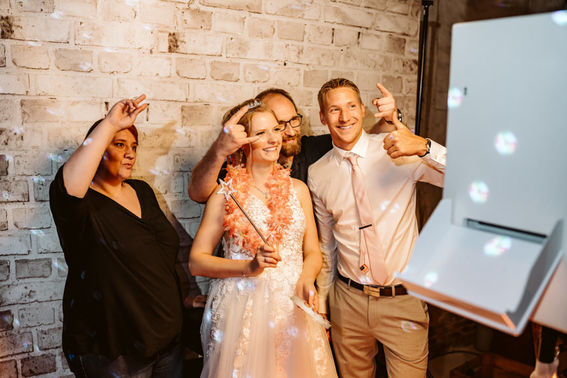 Fotobox im Einsatz auf Hochzeit – gesehen bei frauimmer-herrewig.de