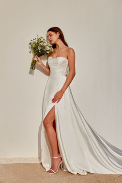 Marguerite Satin A Linien Brautkleid mit Schlitze und Schluesselloch Ruecken von Adore Justin Alexander vorne – gesehen bei frauimmer-herrewig.de Marguerite Satin A Linien Brautkleid mit Schlitze und Schluesselloch Ruecken von Adore Justin Alexander vorne – gesehen bei frauimmer-herrewig.de