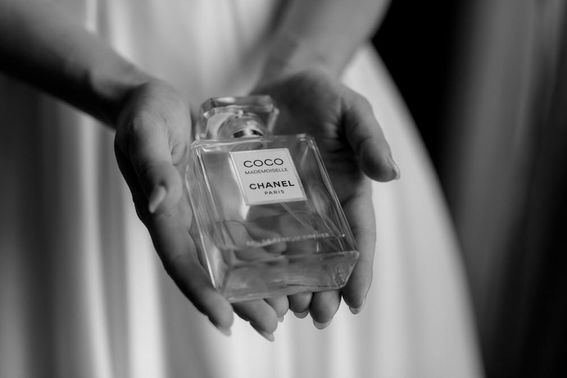 Braut hält Parfum von Chanel – gesehen bei frauimmer-herrewig.de