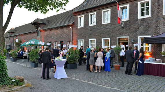 Eltzhof Hochzeit Hof Koeln – gesehen bei frauimmer-herrewig.de