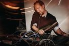 DJ Christian Brecko im Gut Moschenhof Foto @photomo weddings – gesehen bei frauimmer-herrewig.de