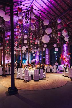Hochzeit runde Tische Klosterhof Knechtsteden – gesehen bei frauimmer-herrewig.de