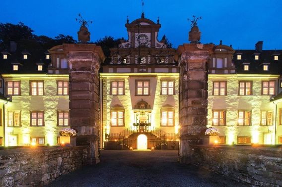 Schloss Ehreshoven Außenansicht im Dunkeln – gesehen bei frauimmer-herrewig.de