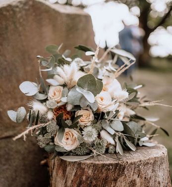 Brautstrauß mit Disteln, Eukalyptus und rosa Rosen – gesehen bei frauimmer-herrewig.de