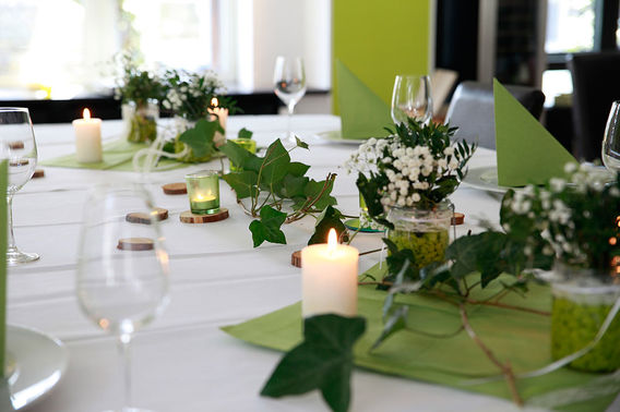 Tischdeko Hochzeitsfeier – gesehen bei frauimmer-herrewig.de