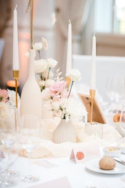 Tischdekoration in Rosa und Weiß für die Hochzeit – gesehen bei frauimmer-herrewig.de