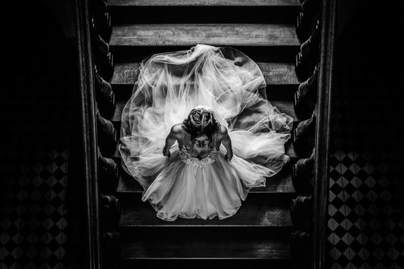 Braut auf Treppe – gesehen bei frauimmer-herrewig.de