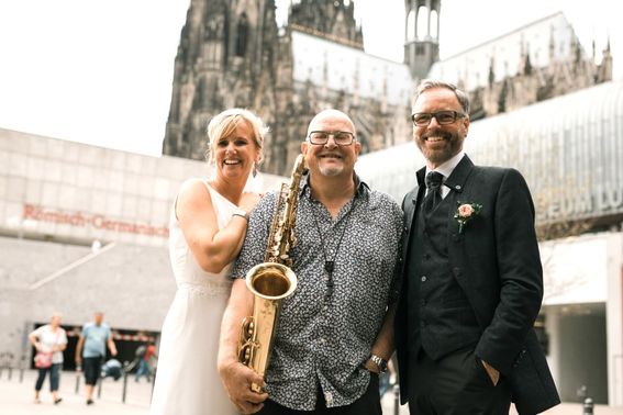 Brautpaar und Saxophonist vor Kölner Dom – gesehen bei frauimmer-herrewig.de