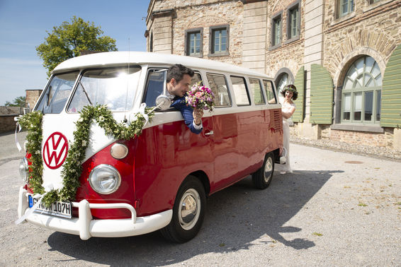 roter Bulli für die Hochzeit – gesehen bei frauimmer-herrewig.de