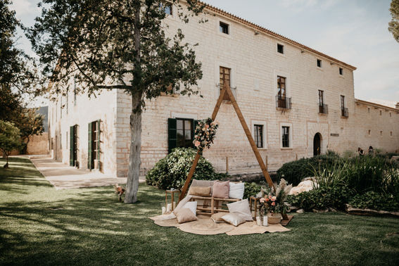 Ceremony setting finca Mallorca Sarah Fudali Weddings – gesehen bei frauimmer-herrewig.de