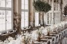 Weiße Tischdekoration für Hochzeitsfeier – gesehen bei frauimmer-herrewig.de