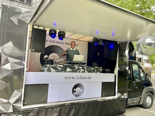 Hochzeits DJ Truck First Class Entertainment – gesehen bei frauimmer-herrewig.de