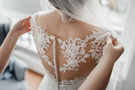 Brautkleid mit semi-transparenter Spitze – gesehen bei frauimmer-herrewig.de