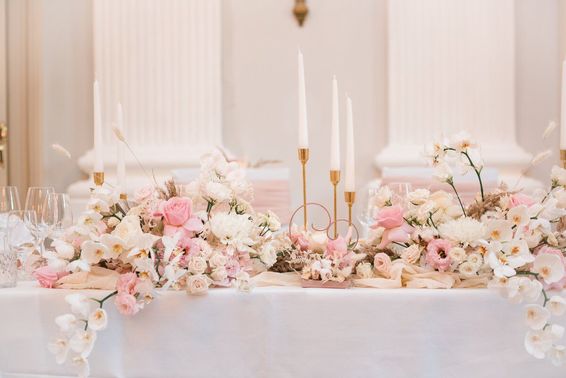 Rosa Tischdekoration aus Blumen – gesehen bei frauimmer-herrewig.de