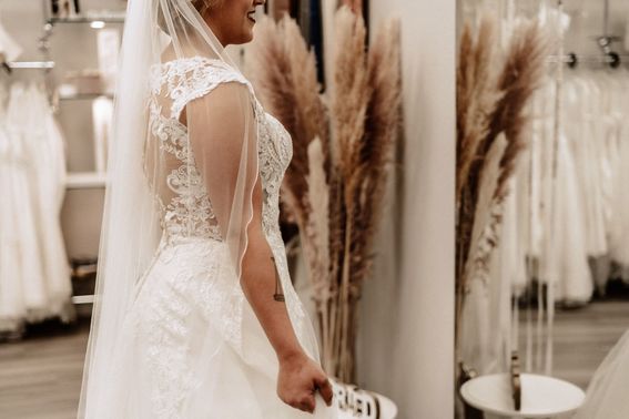 Braut beim Kauf des Hochzeitskleids – gesehen bei frauimmer-herrewig.de
