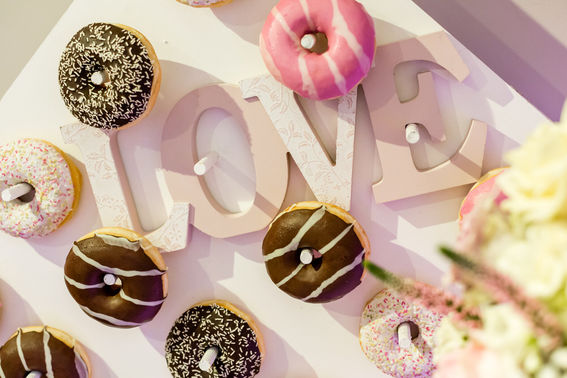 Donutwall mit Schriftzug "Love" – gesehen bei frauimmer-herrewig.de