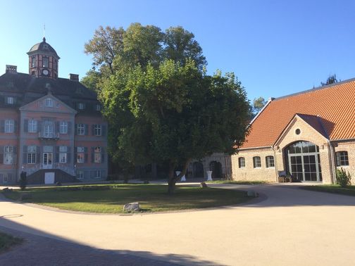 Innenhof Schloss und Eventscheune – gesehen bei frauimmer-herrewig.de