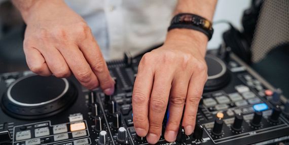 DJ Grooveshaker Mischpult Hochzeit – gesehen bei frauimmer-herrewig.de