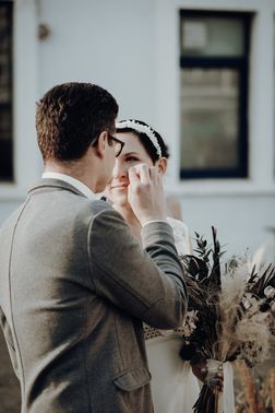 Brautpaar sieht sich in die Augen – gesehen bei frauimmer-herrewig.de