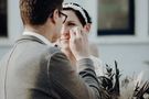 Brautpaar sieht sich in die Augen – gesehen bei frauimmer-herrewig.de