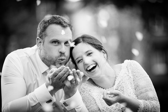 Hochzeit Paarfotos mit Konfetti – gesehen bei frauimmer-herrewig.de