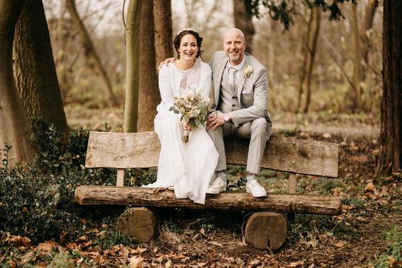 Brautpaar auf Bank im Wald – gesehen bei frauimmer-herrewig.de